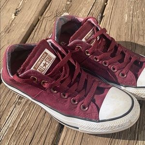 LIKE NEW converse low top maroon sneakers